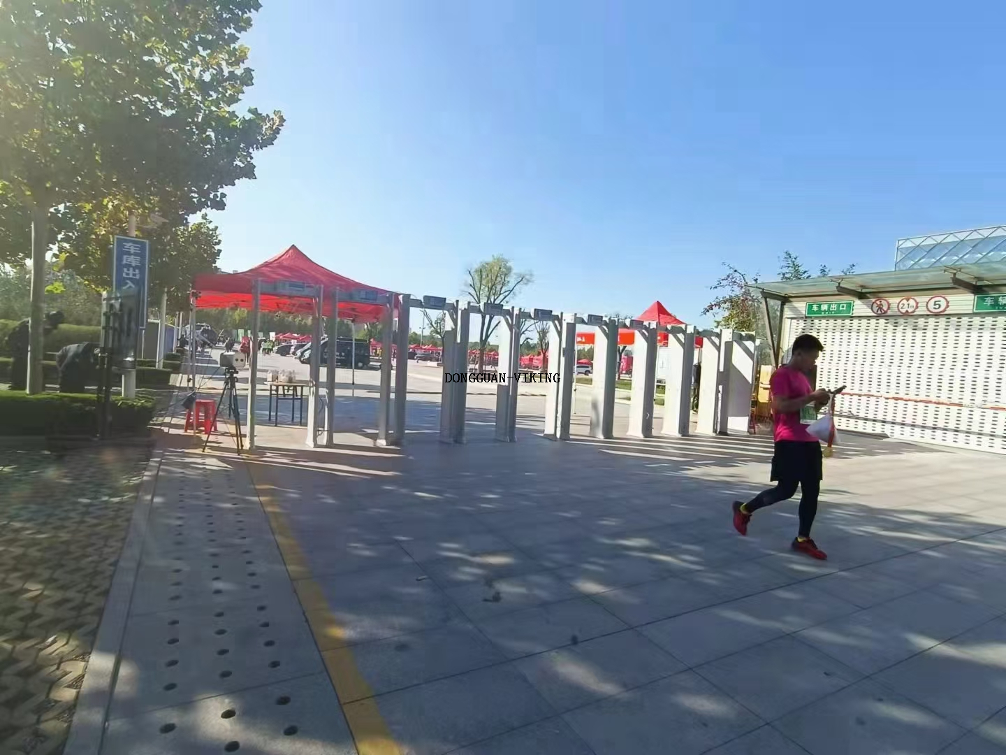 Marco de la puerta de la pantalla táctil caminata digital a través del escáner del cuerpo 